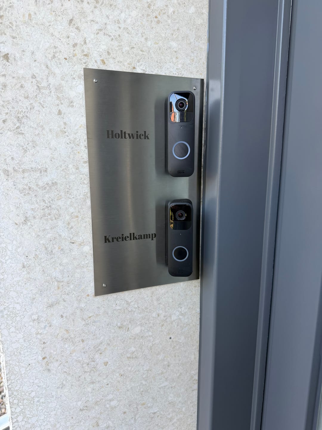 Customer photo review of V2A Edelstahl Türklingel Dekorschild für Ring Video Doorbell Plus & Pro - Zweifamilienhaus 200x360mm