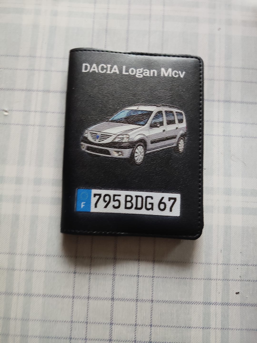 Customer photo review of Personalisierte Fahrzeugscheinhülle mit deinem individuellen Porträt deines Autos & Kennzeichen