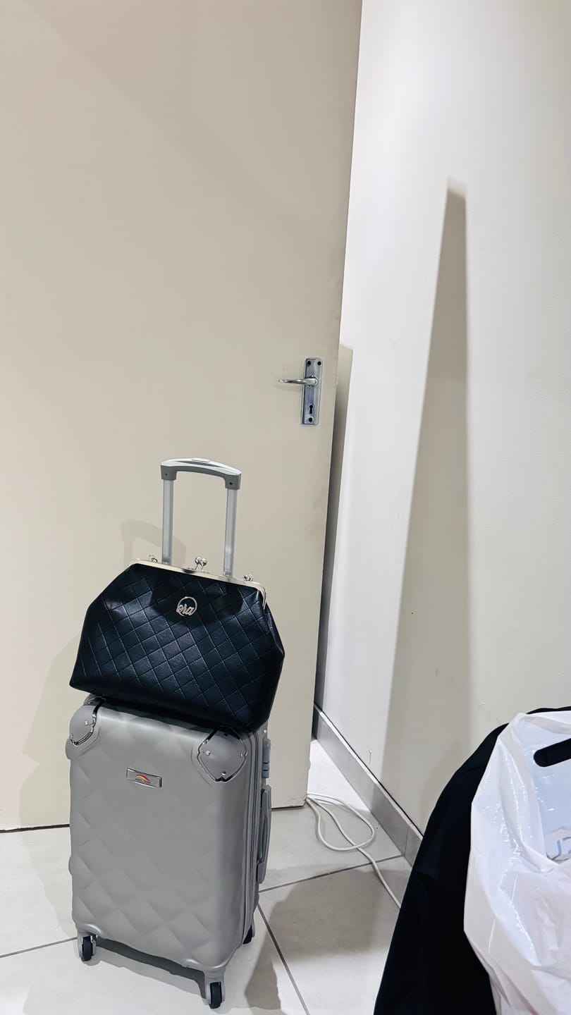 Customer photo review of ERA Oversized Kisslock Chain Bag – Black