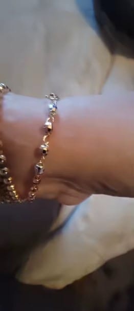 Customer photo review of Pulsera de la Virgen María con Cruz