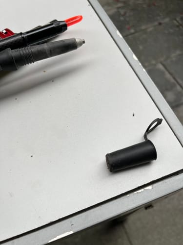 Kundenfoto der Wanderstöcke Rugova Pro 3 mit abgenommenem Gummipuffer auf einem Tisch.