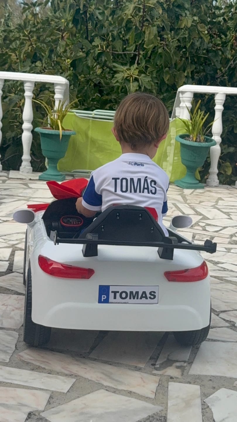 Customer photo review of Carro Elétrico para Criança BM Z4 Style Branco 12v c/ RODAS DE BORRACHA & ASSENTO EM PELE