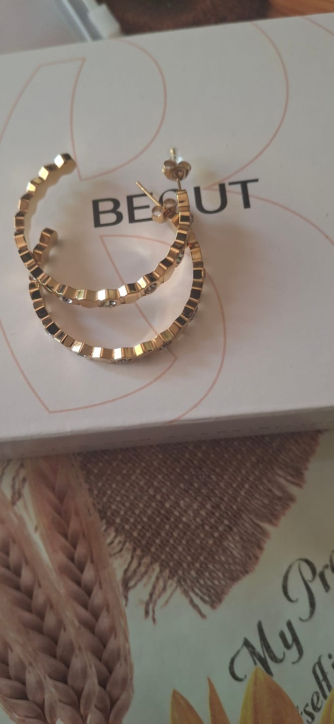 Customer photo review of Brincos Kaena Luz Banhados em Ouro 18k