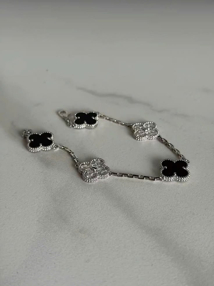 Customer photo review of Vintage Alhambra Pavé And Onyx Clover 5 Motifs Bracelet