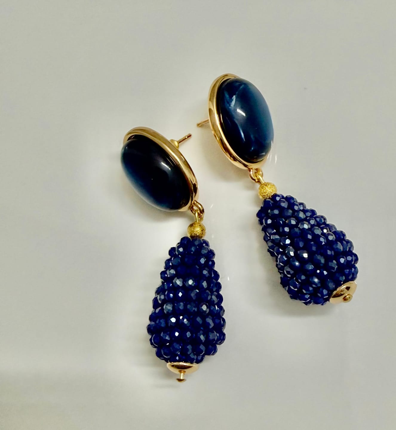 Customer photo review of Dunkelblau schimmernde Ohrstecker mit glitzerndem Tropfen von AmuseToi