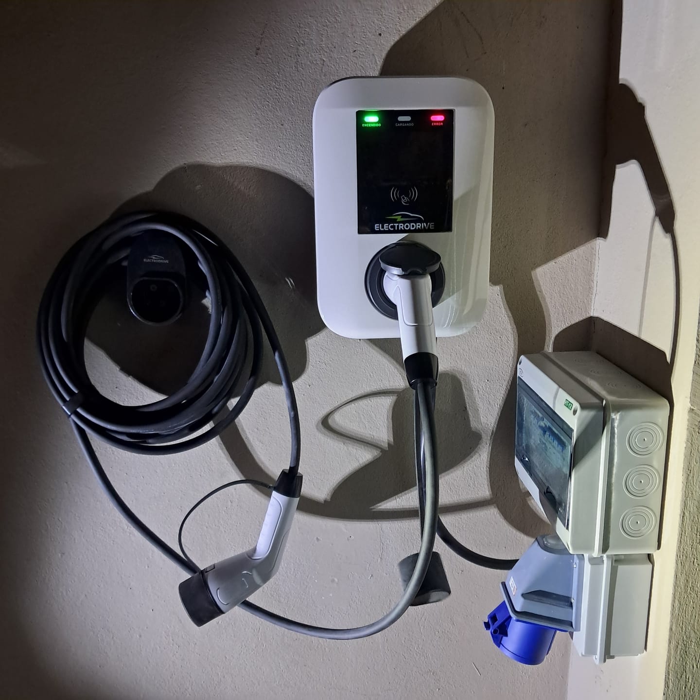 Customer photo review of Wallbox Cargador De Auto Eléctrico Electrodrive 7.4 kw