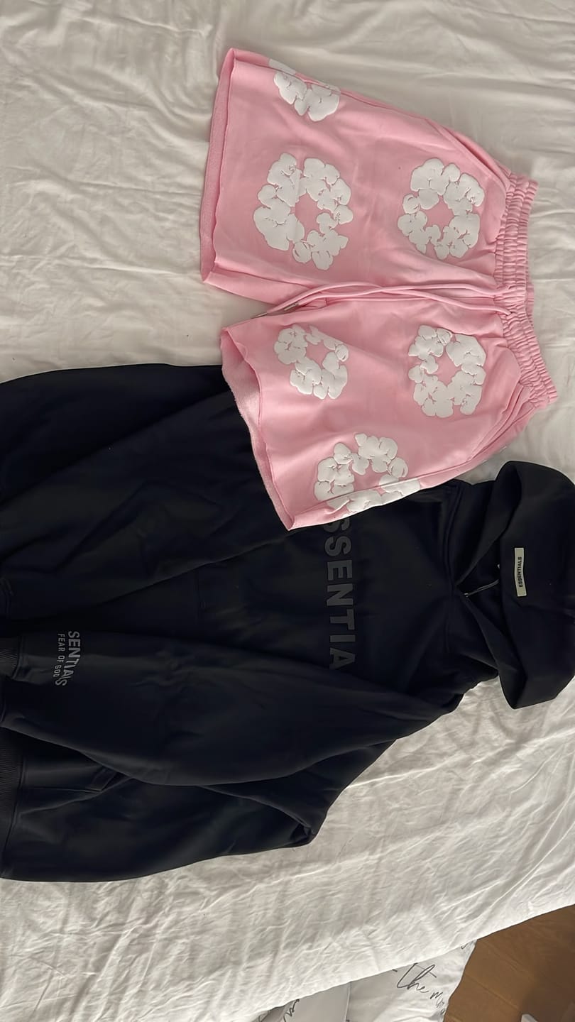 Customer photo review of DENIM TEARS | מכנס קצר ורוד