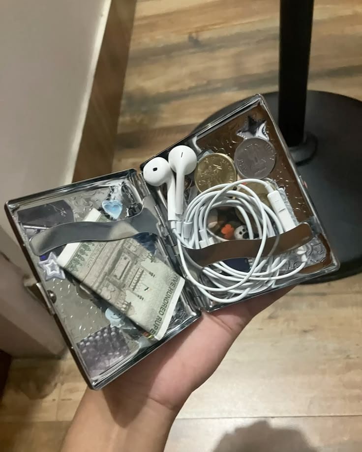 Customer photo review of Metal Wallet Case