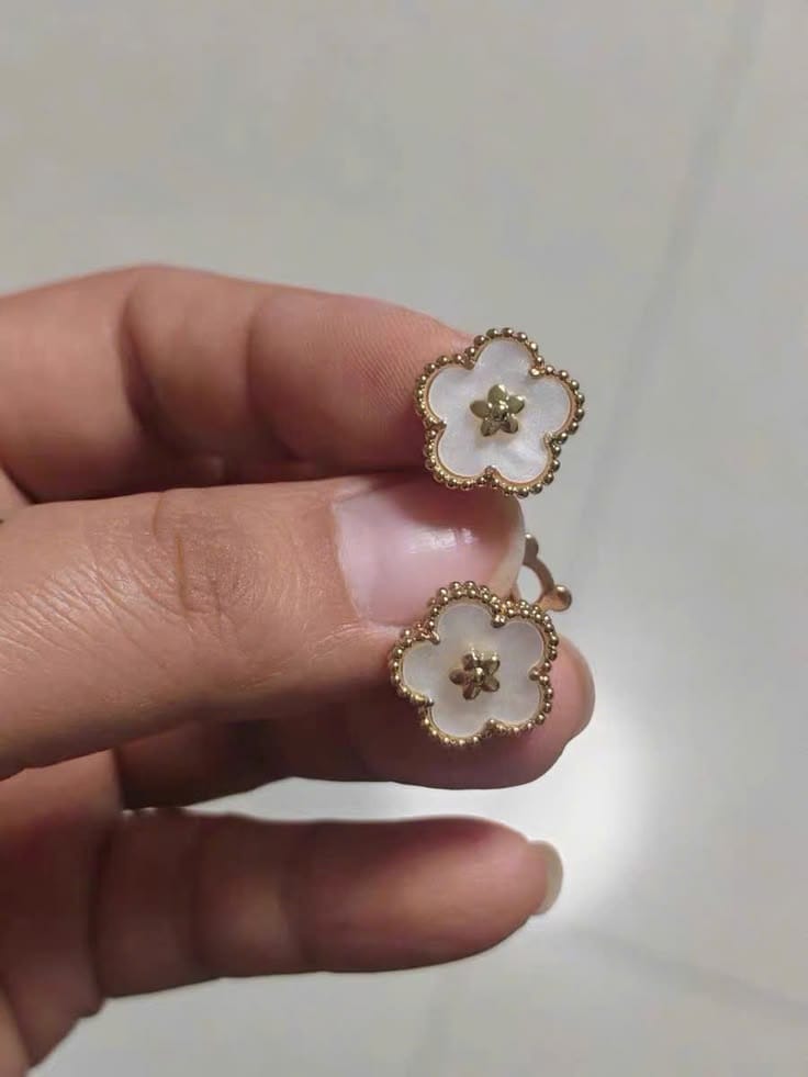 Customer photo review of Alhambra Spring Lucky Blossom Motif Earrings