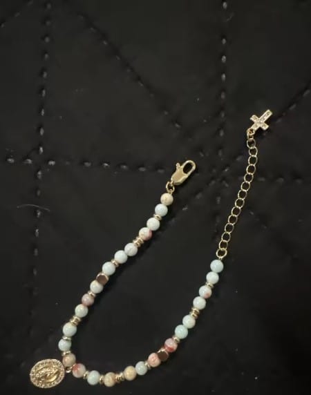 Customer photo review of Pulsera de la Virgen María con Cruz