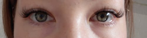 Kundenansicht der Augen mit angebrachten Starter Set – Classic DIY Wimpern für einen natürlichen Look
