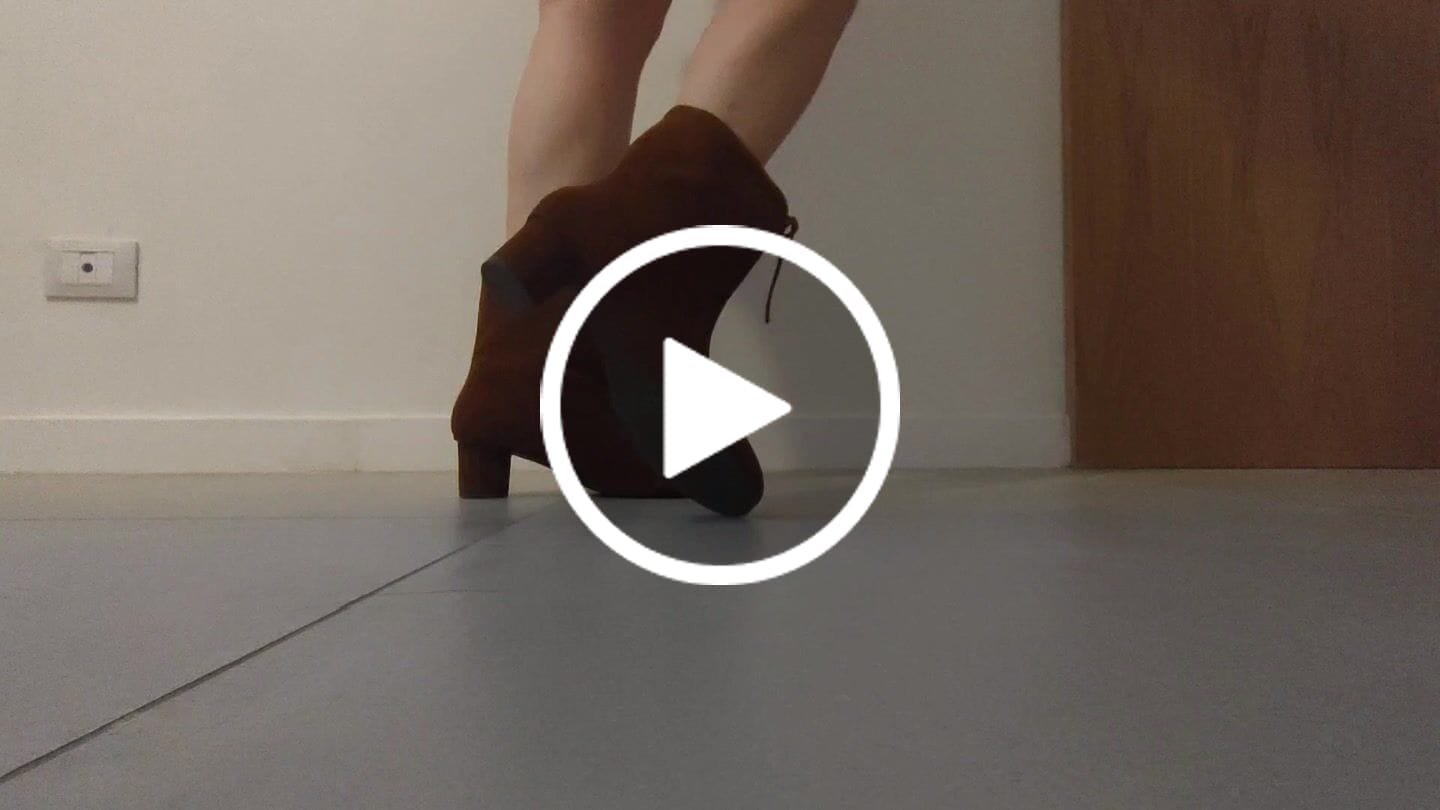 Customer video review of Tata Cuoio tronchetto in camoscio tacco 4.5 artigianale
