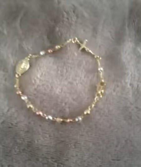 Customer photo review of Pulsera de la Virgen María con Cruz