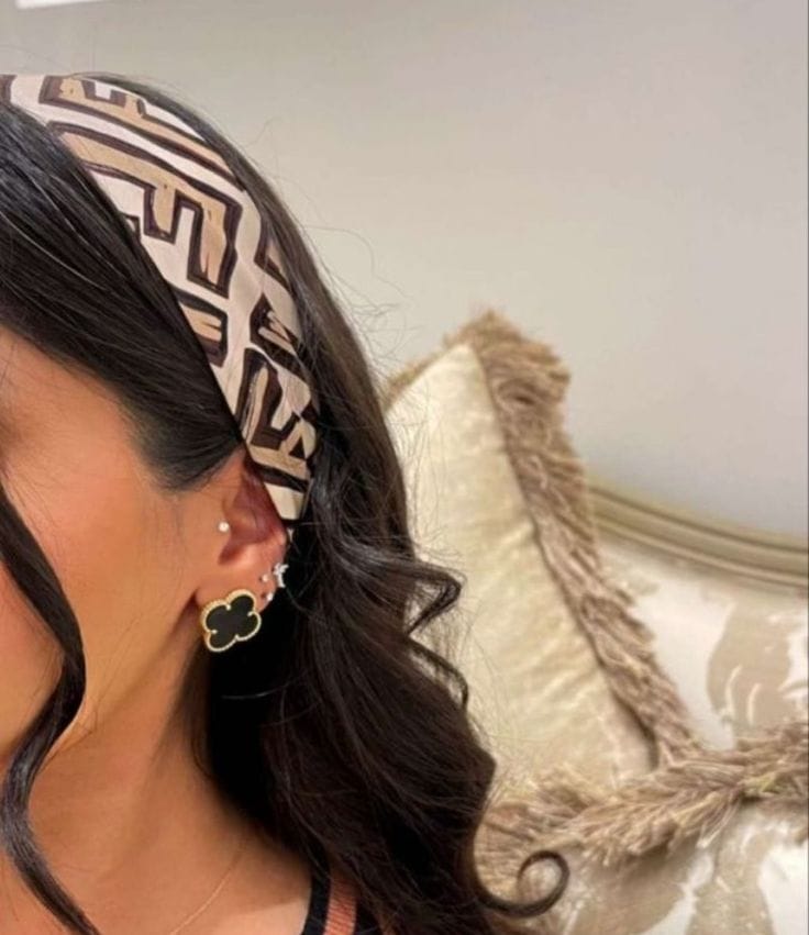 Customer photo review of Clover Leaf Earstuds,925 Silver, 18K Gold Plated