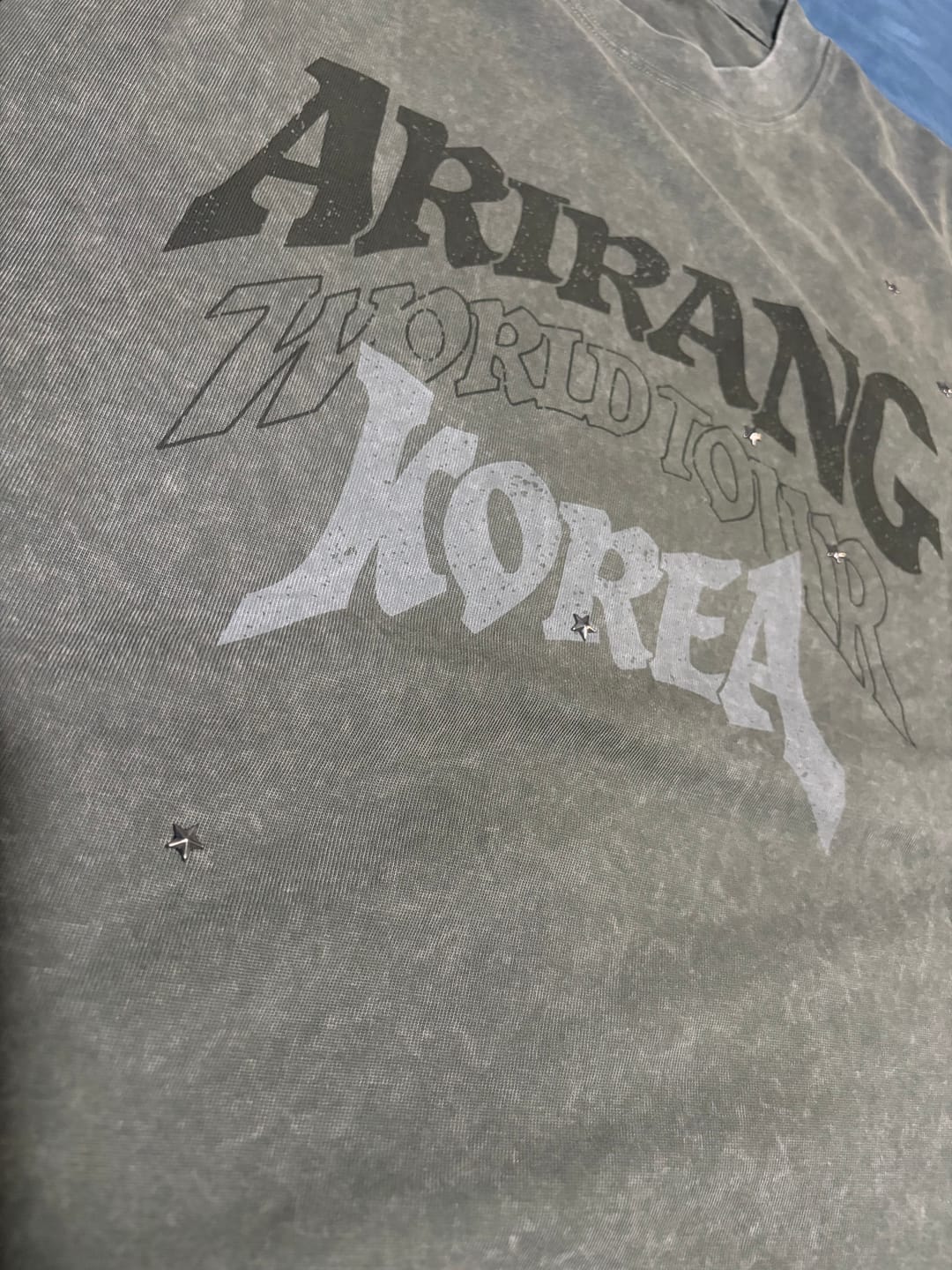 Customer photo review of BTS - ARIRANG WORLD TOUR OFFICIAL COMMEMORATIVE MD S/S T-SHIRT KOREA