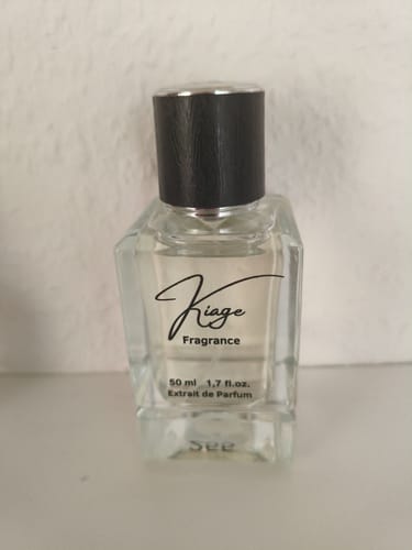 Kundenfoto eines Kiage Fragrance Parfumflakons aus Glas mit schwarzem Deckel auf weißem Hintergrund