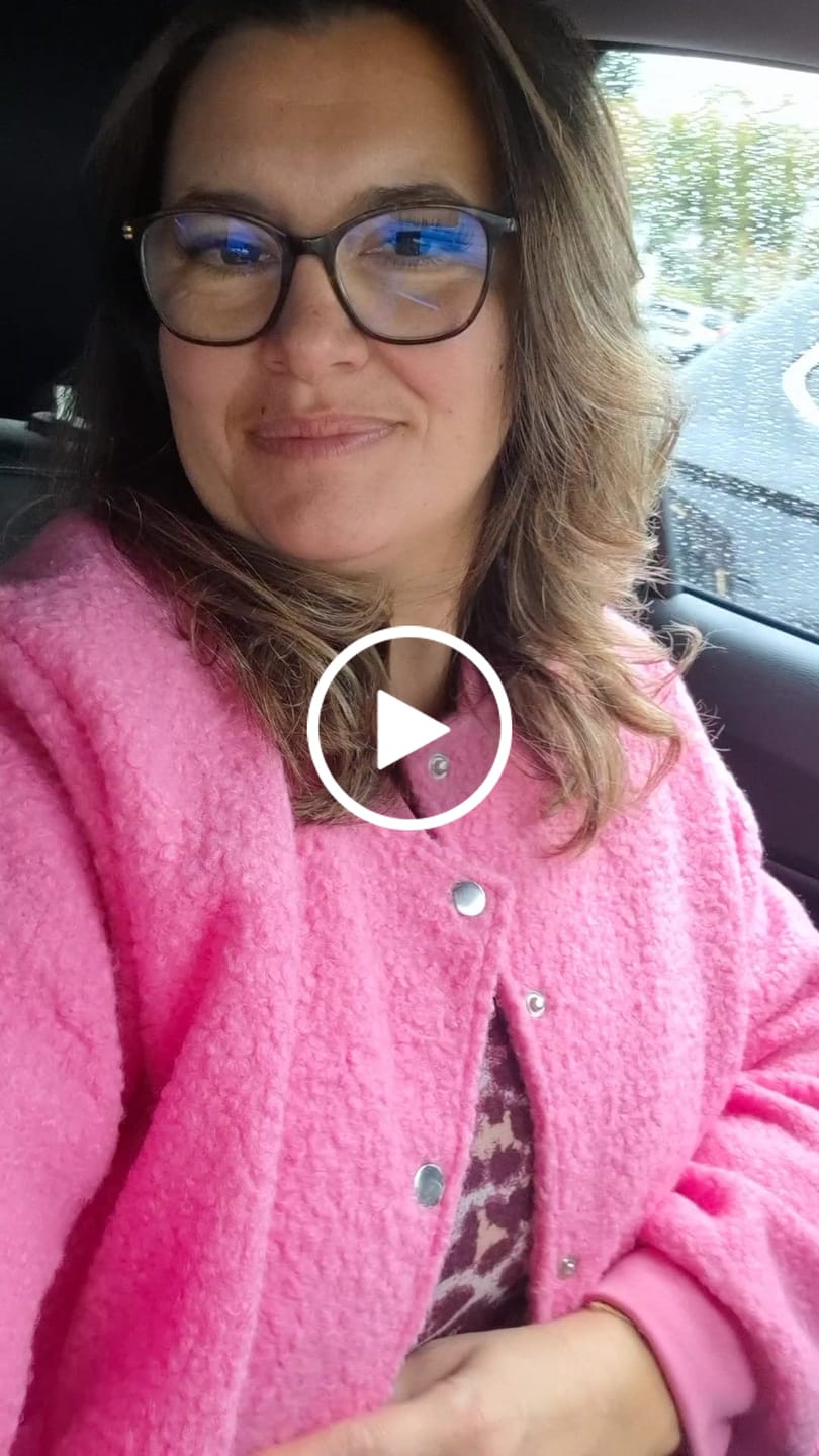 Customer video review of Bomber Jacke FLUFFY PINK mit Druckknöpfen