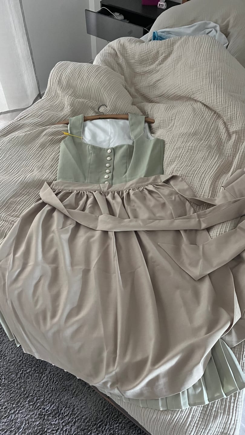 Customer photo review of Grün Herz-Ausschnitt Reißverschluss Vorne Dirndl