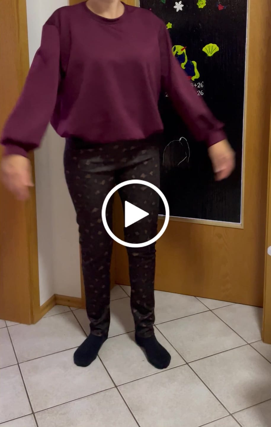 Customer video review of Butterstoff Pullover mit Gummizug unten burgundy