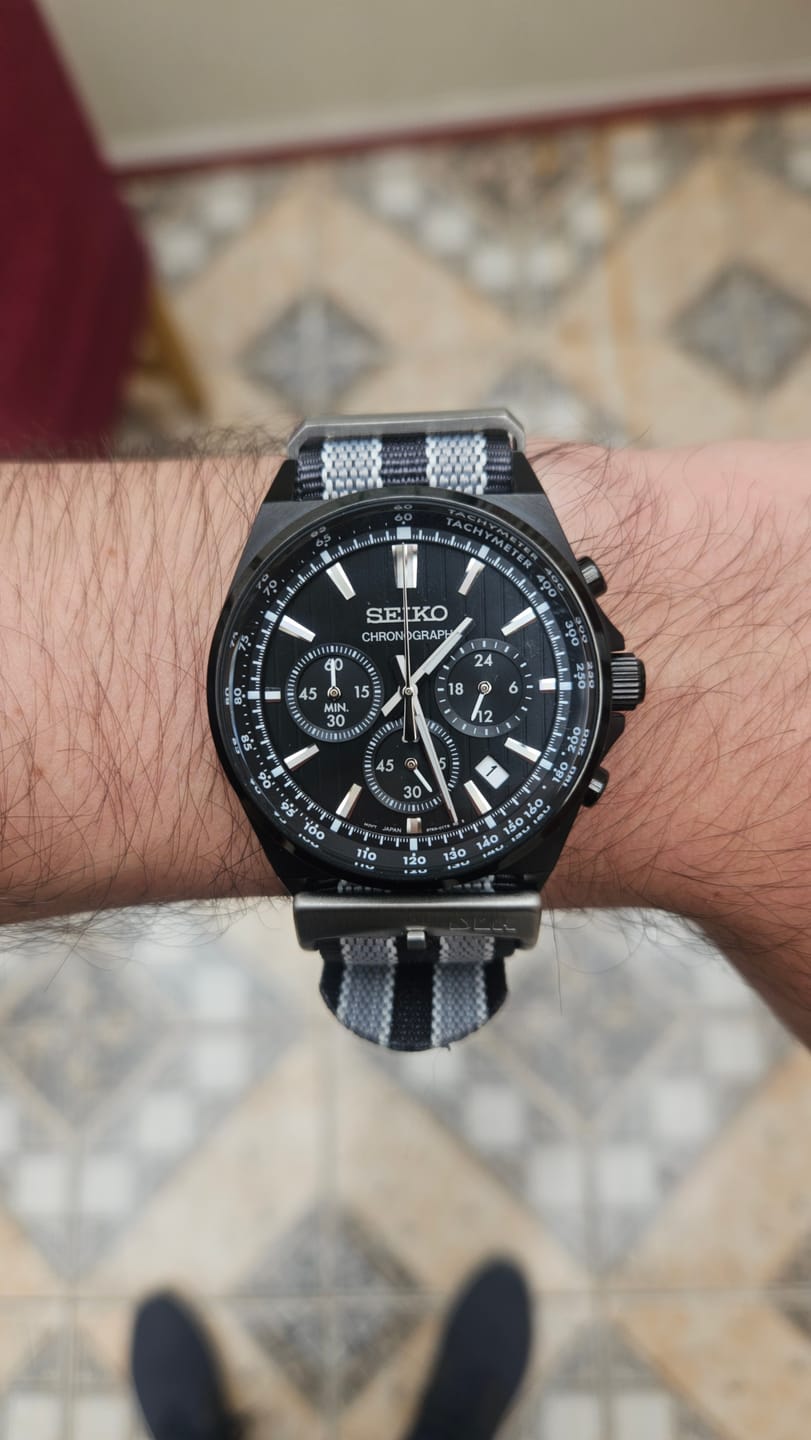 Customer photo review of Correa Nato Bond Dando La Hora Grafito