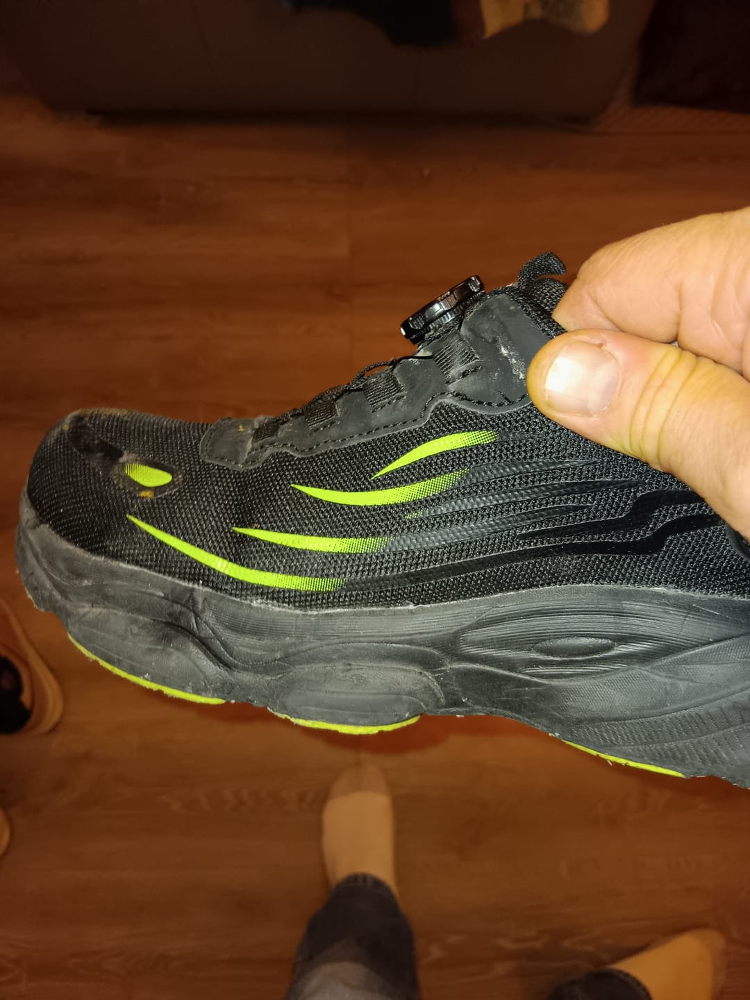 Customer photo review of Chaussures de Sécurité Respirantes & Souples à Bouton Rotatif