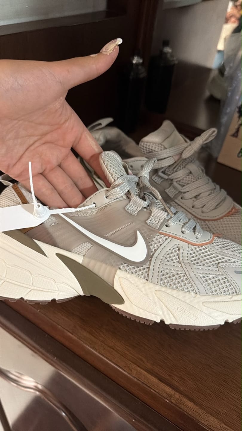 Customer photo review of NIKE V2K RUN