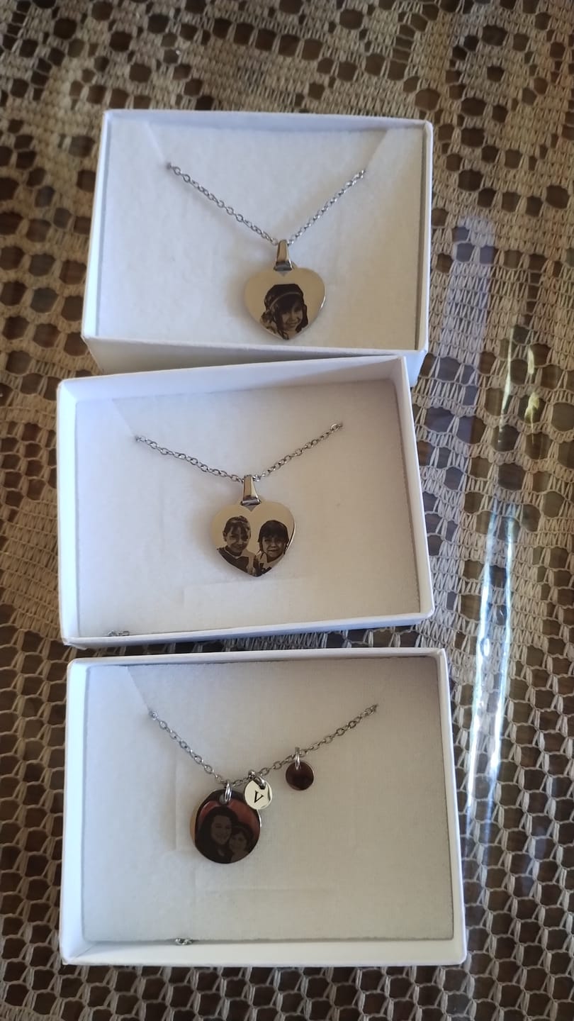 Customer photo review of Collar personalizado con foto grabado láser dije corazón