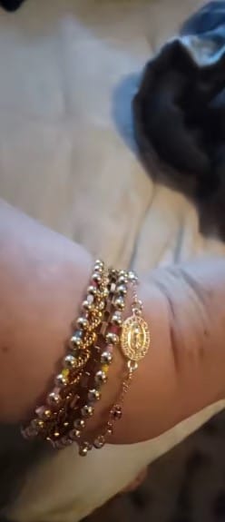 Customer photo review of Pulsera de la Virgen María con Cruz