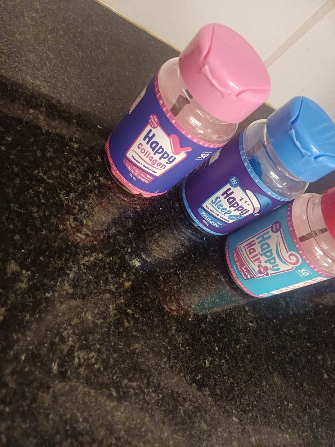Customer photo review of Happy Hair 6 Potes + 6 Potes Grátis + 2 Colágenos + 1 Melatonina (Total 15 Potes)