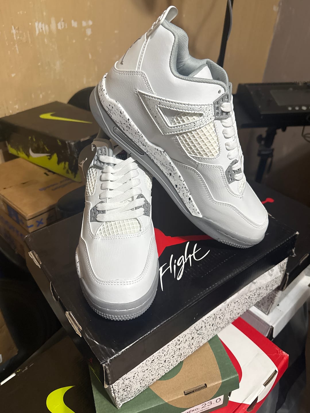 Customer photo review of Tenis Retro 4 Blanco Gris Jaspeado