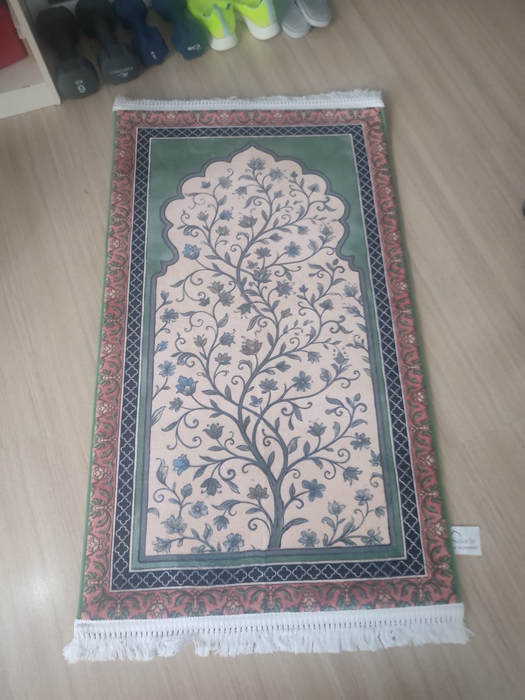 Customer photo review of Vintage Vine Padded Prayer Mat