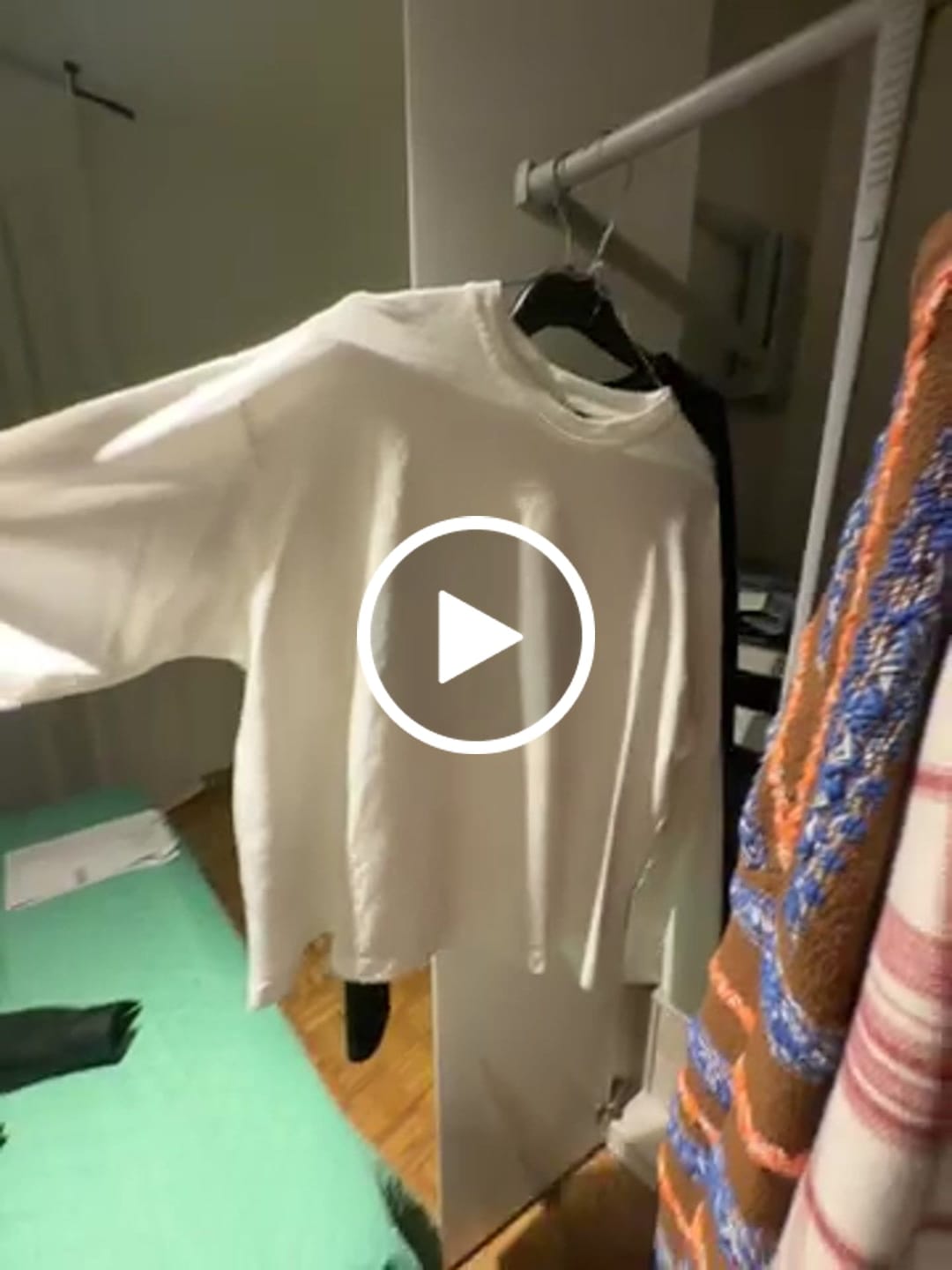 Customer video review of Longsleeve Cropped Blanks 220GSM Off White