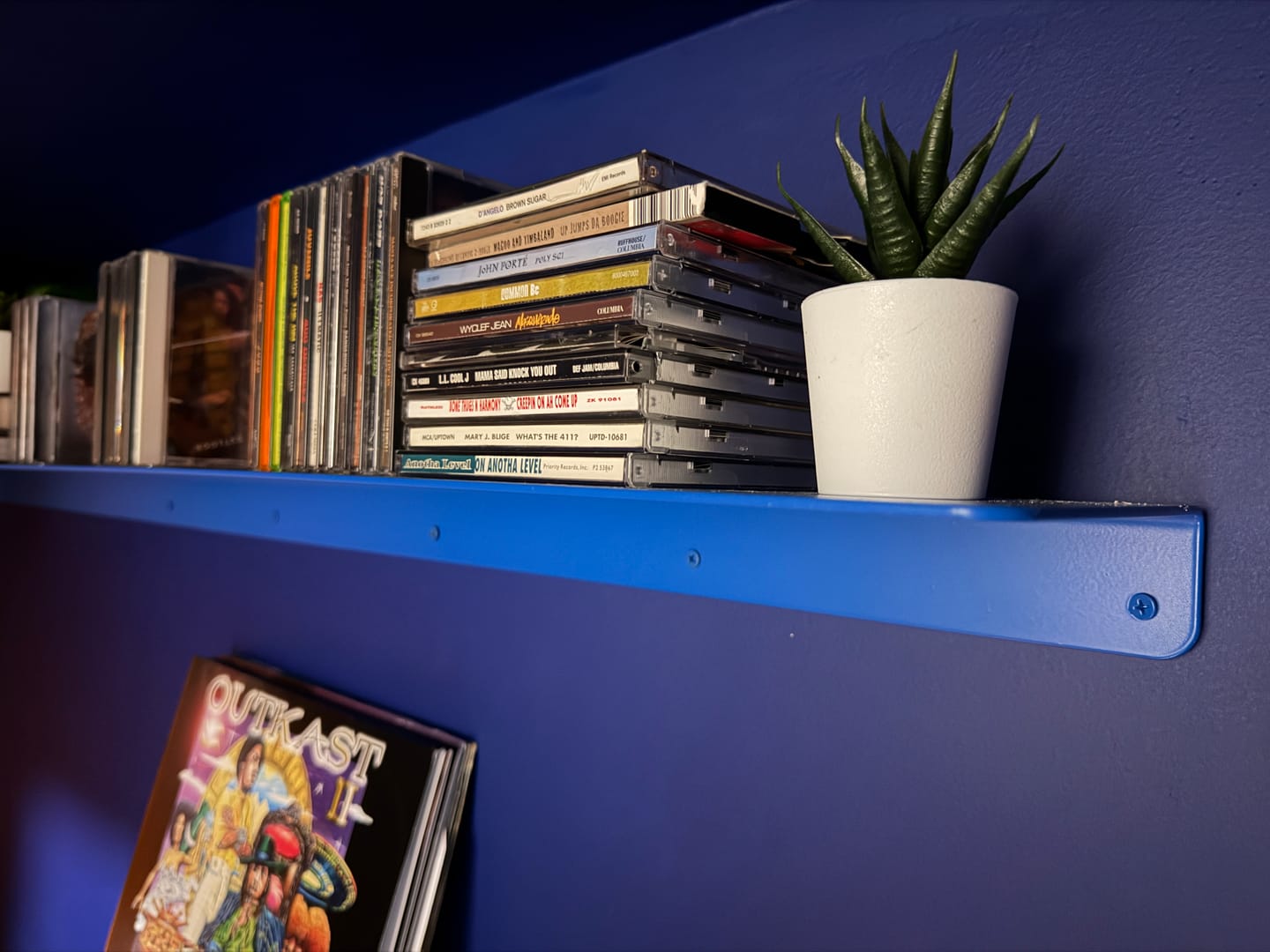 Customer photo review of Modern Metal Floating Shelf - Minimalist Wall Storage & Display