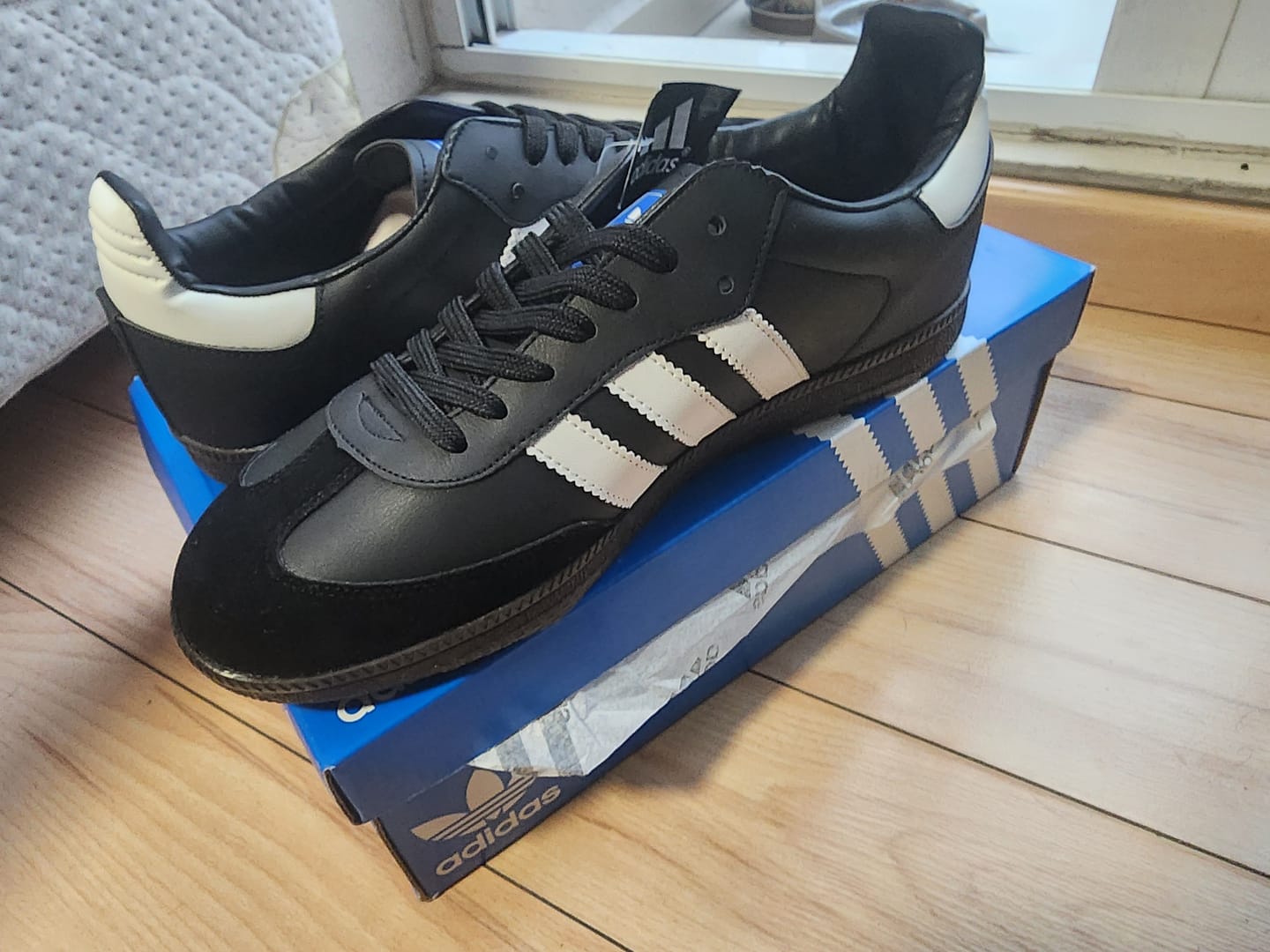 Customer photo review of Tenis Smb Negro Blanco