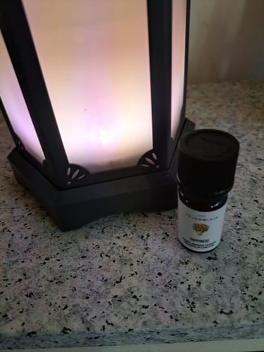 Customer's Eucalyptus olie flesje naast een verlichte diffuser op een aanrechtblad.