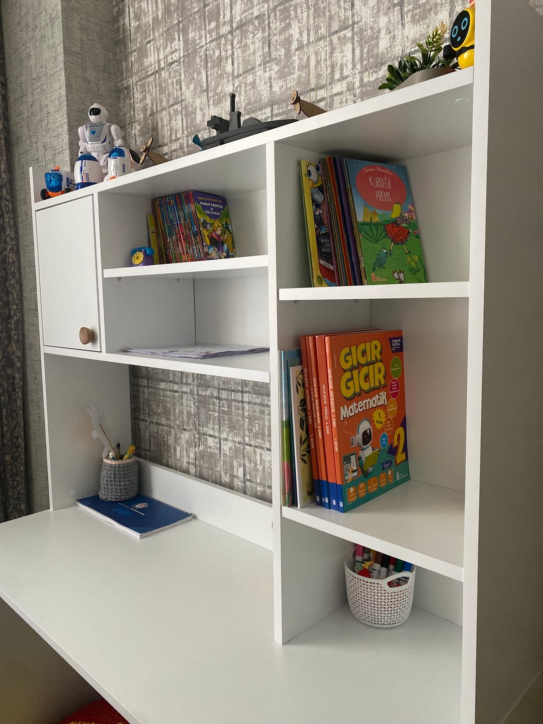 Customer photo review of Rani HA128 Kitaplıklı Raflı 2 Kapaklı 1 Çekmeceli Çalışma Ofis Bilgisayar Masası Beyaz