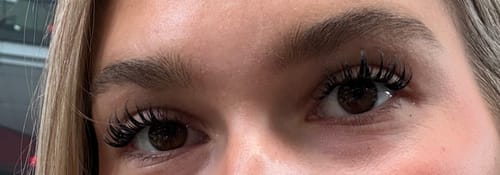 Reviewer's Augen mit natürlich wirkenden THE OCEAN EYE Wimpern im soften Cat-Eye-Look.