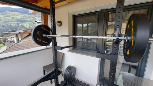 Kundenfoto der R7 Dip Station, montiert an der Innenseite eines schwarzen Racks auf einem Balkon.