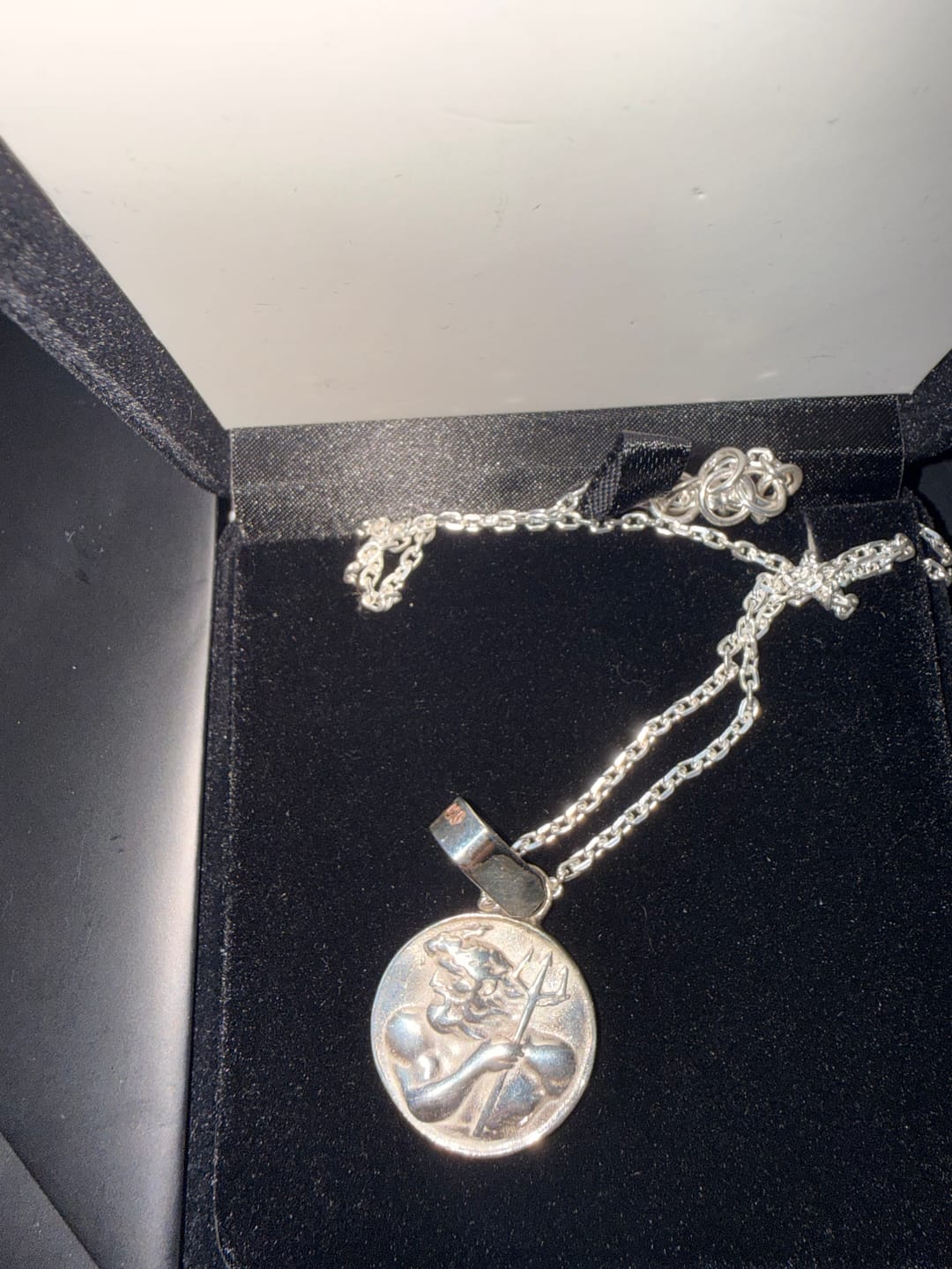 Customer photo review of Medallón Poseidón en Plata 950– Dije para Hombre