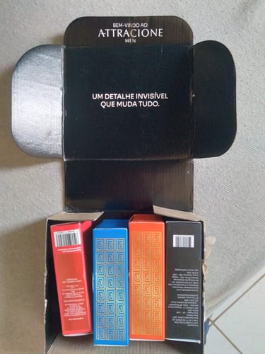 Customer's Kit Adonis e Attracione Men, quatro caixas de fragrâncias organizadas dentro da caixa da marca.