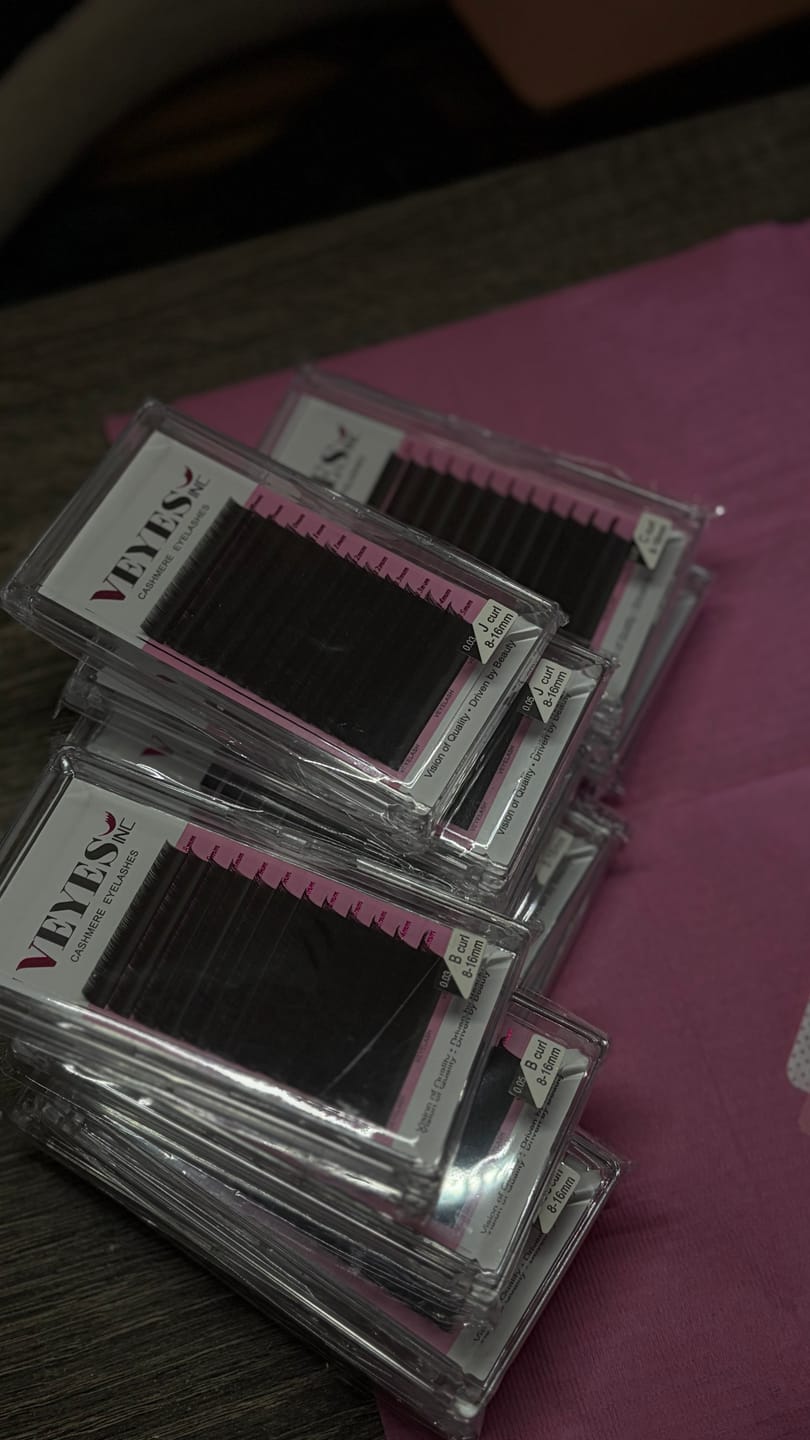 Customer photo review of VEYESINC Cashmere Lashes - J & B Curl