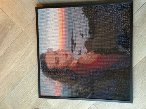 Customer's zwarte Premium Aluminium Fotolijst voor Diamond Painting met een kleurrijke afbeelding van een persoon aan zee