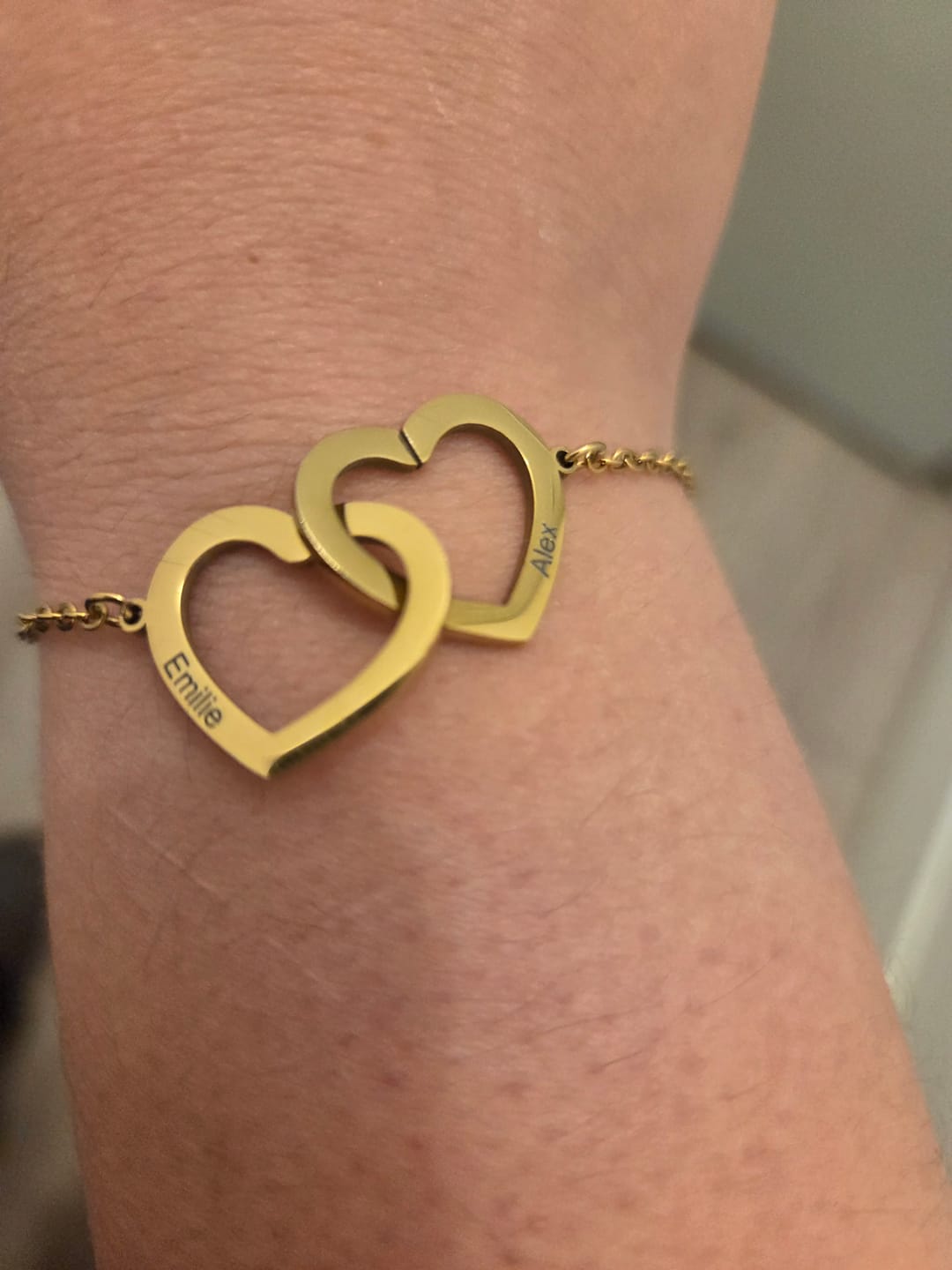 Customer photo review of Bracelet Personnalisé à Deux Cœurs Entrelacés