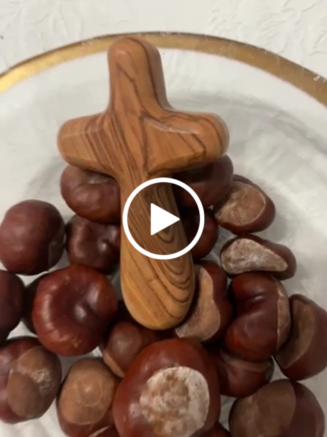 Customer video review of Kreuz Handschmeichler aus Olivenholz | Kleines Handkreuz als Glücksbringer & Geschenk zur Taufe, Kommunion oder Trost