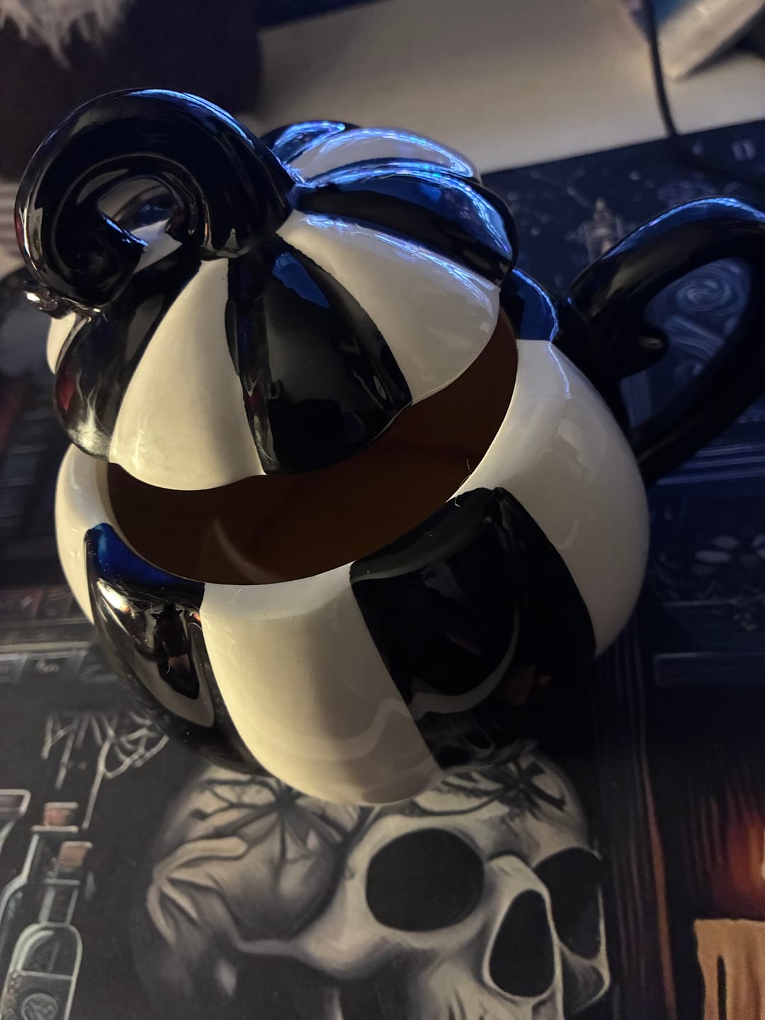 Customer photo review of Gestreifte Kürbis Tasse mit Deckel – Schwarz-weiße Spooky Tasse