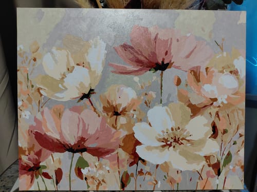 Reviewer's completed Malen nach Zahlen Felder der Anmut painting showing a colorful bouquet of flowers.