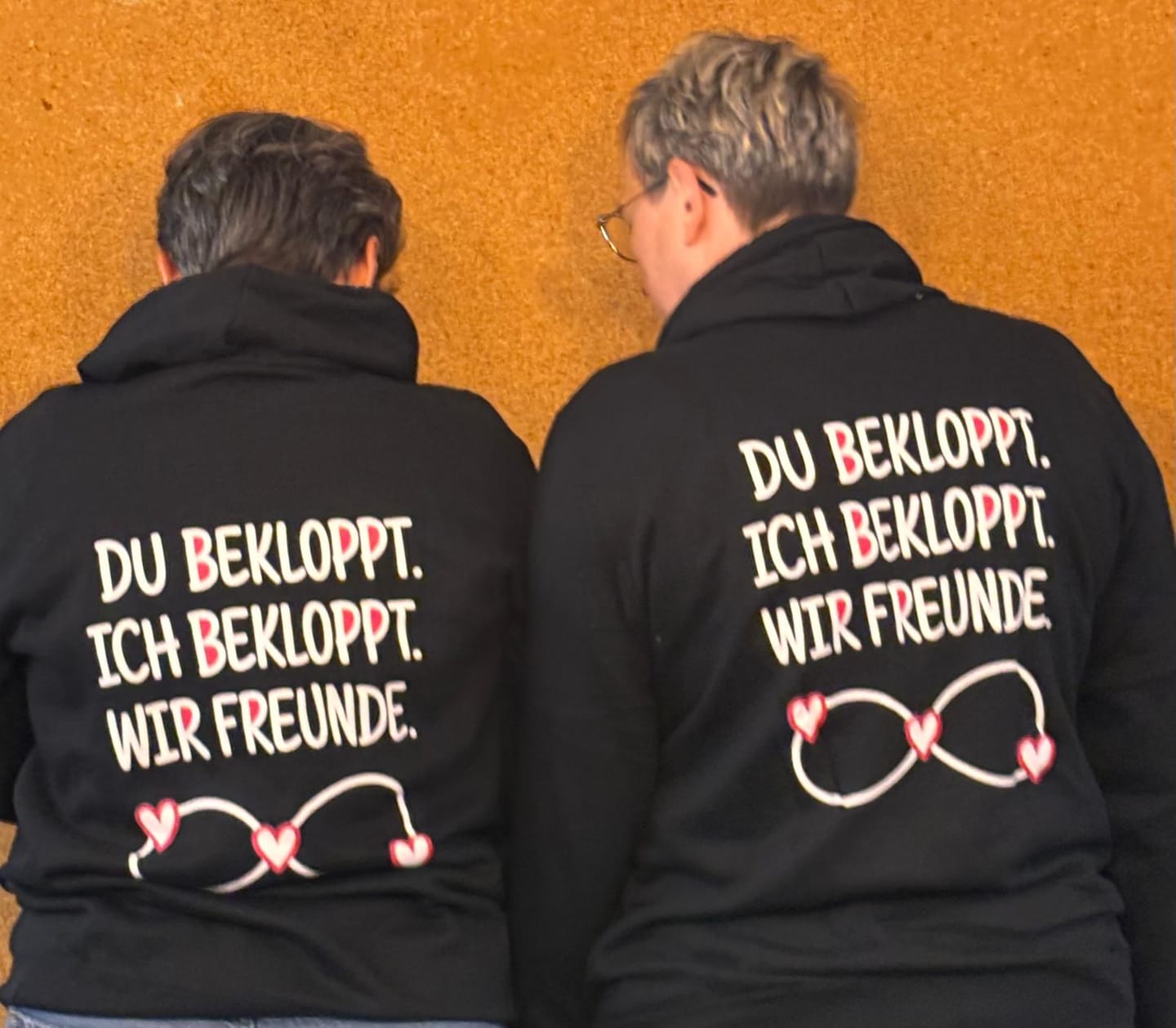 Customer photo review of Du bekloppt. Ich bekloppt. Rückendruck | Basic Hoodie Unisex