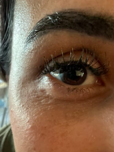 Reviewer's eyes with applied black lashes from the TOOLBOX kit, shown in a close-up.