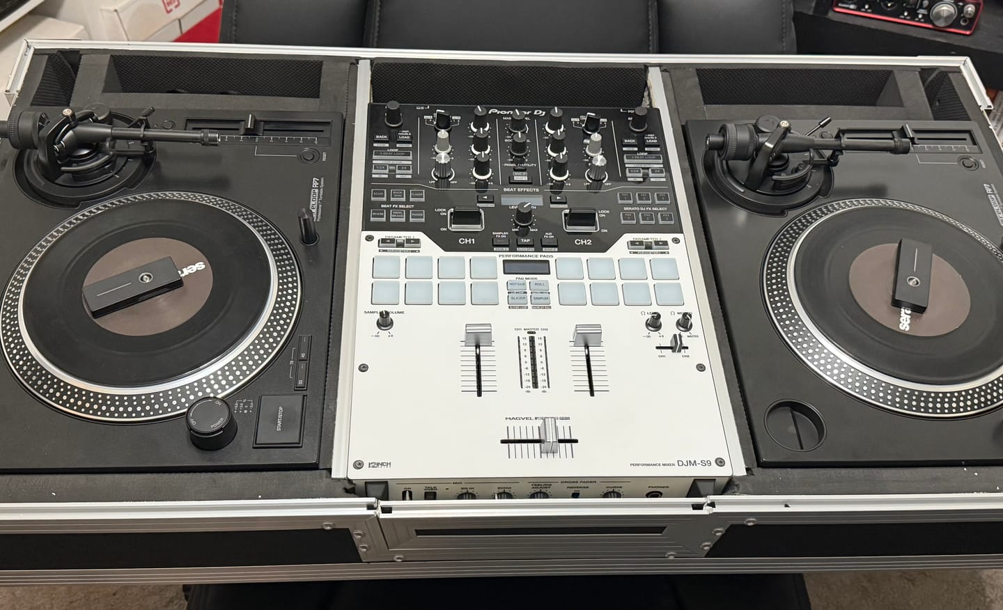 Customer photo review of Odyssey ULRP7BM10W, Ultralight DJ Coffin Case for Reloop RP-7