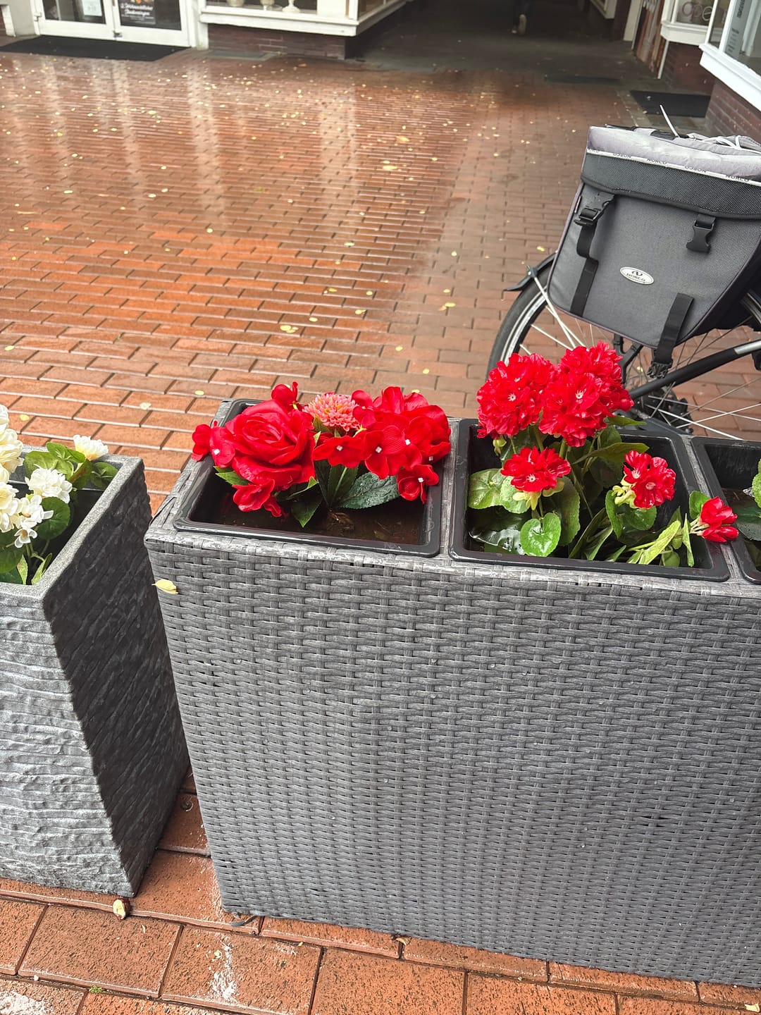 Customer photo review of 28 cm künstlicher roter Mischblumen-Strauchstrauß mit Rosen, Chrysanthemen und Impatiens